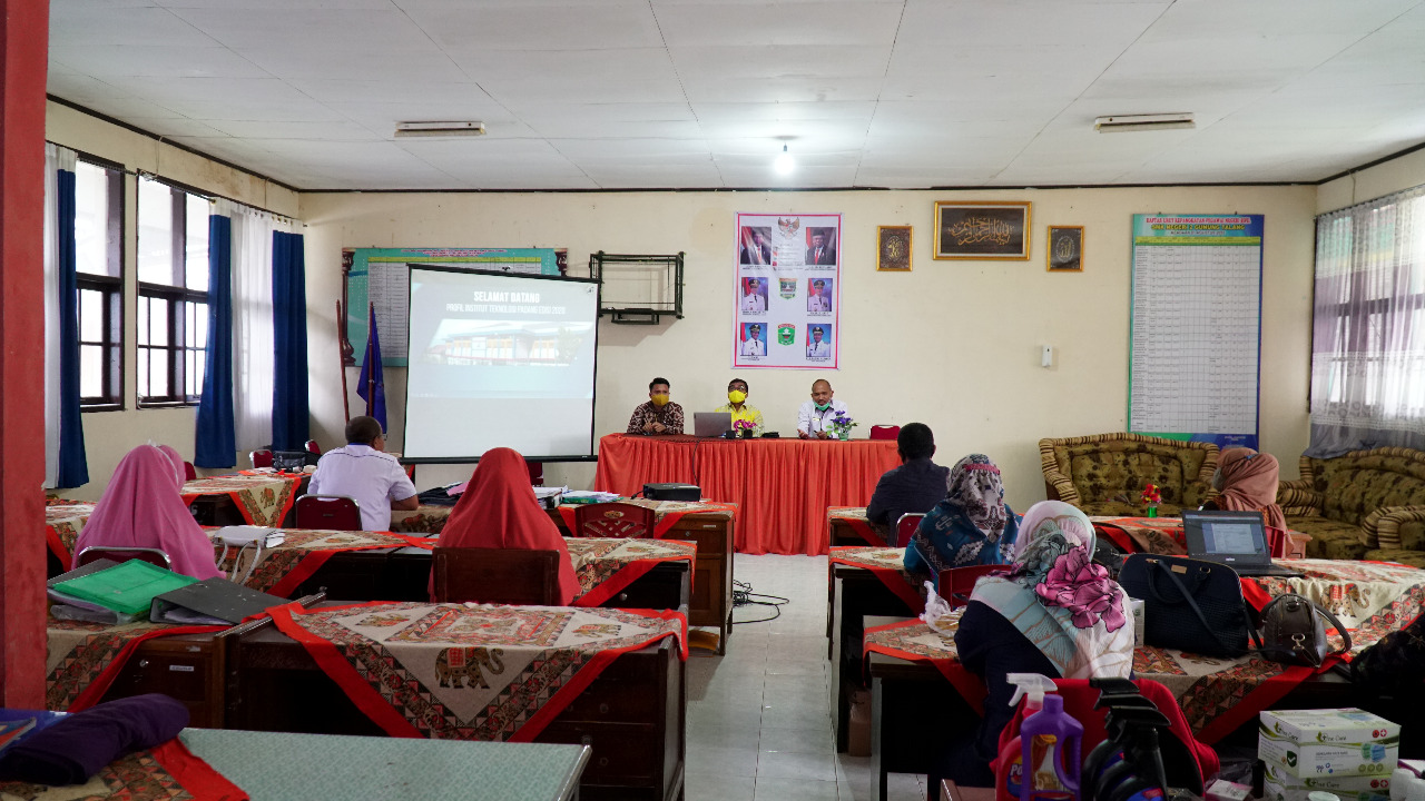 Rektor ITP Dr. Ir. Hendri Nofrianto, MT saat melakukan diseminasi program kurikulum Merdeka Belajar Kampus Merdeka (MBKM) di SMKN 1 Gunung Talang, Solok dan SMKN 2 Gunung Talang, Solok, Rabu (16/12/2020)
